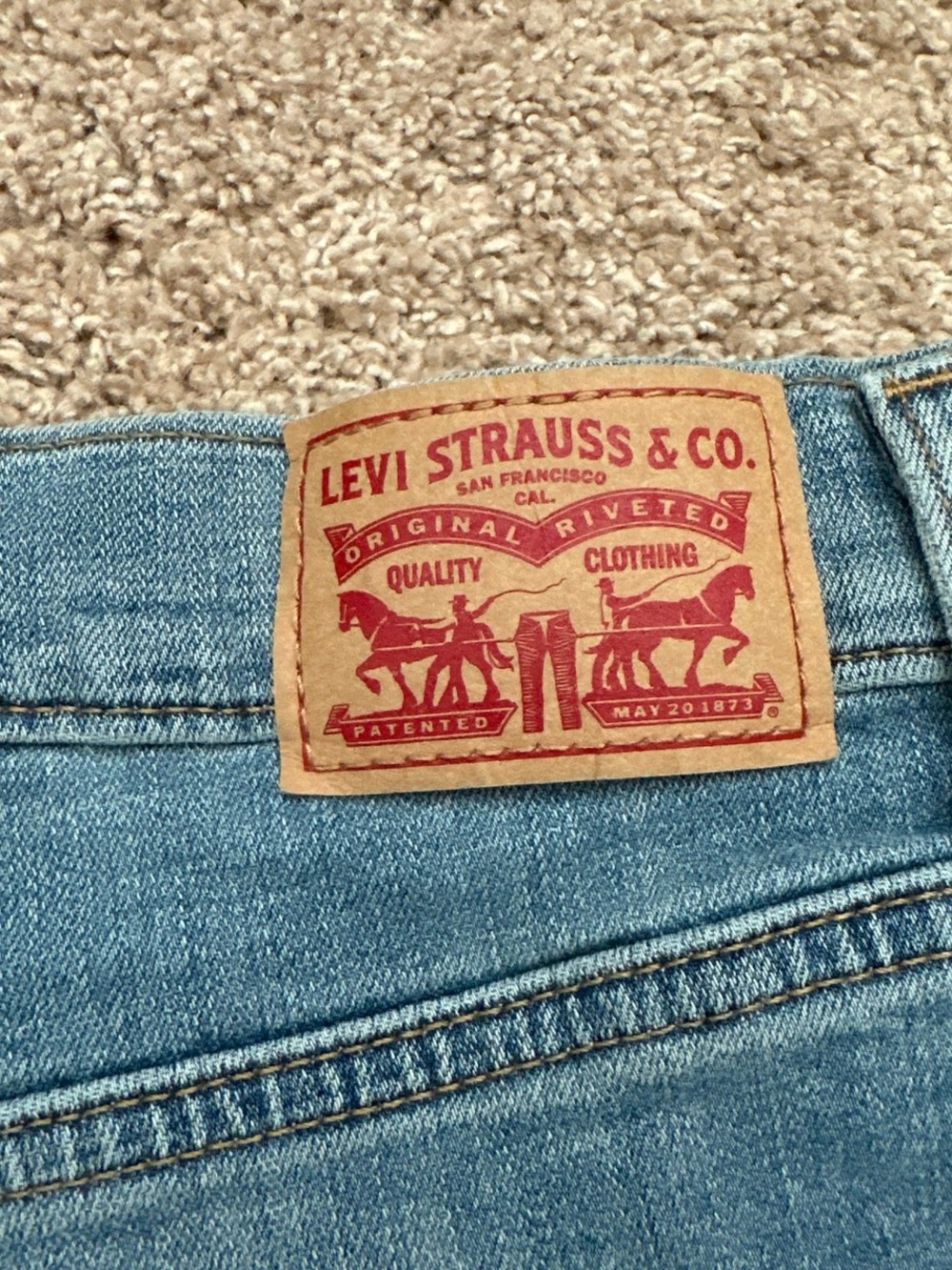 Levi’s Mid Length Shorts - Picture 3 of 5